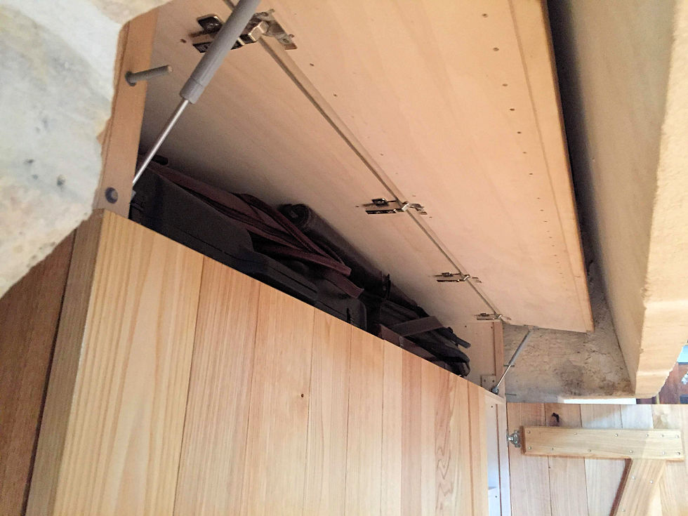 Placard en chataigner pour affaires de chasse integré dans une cheminée